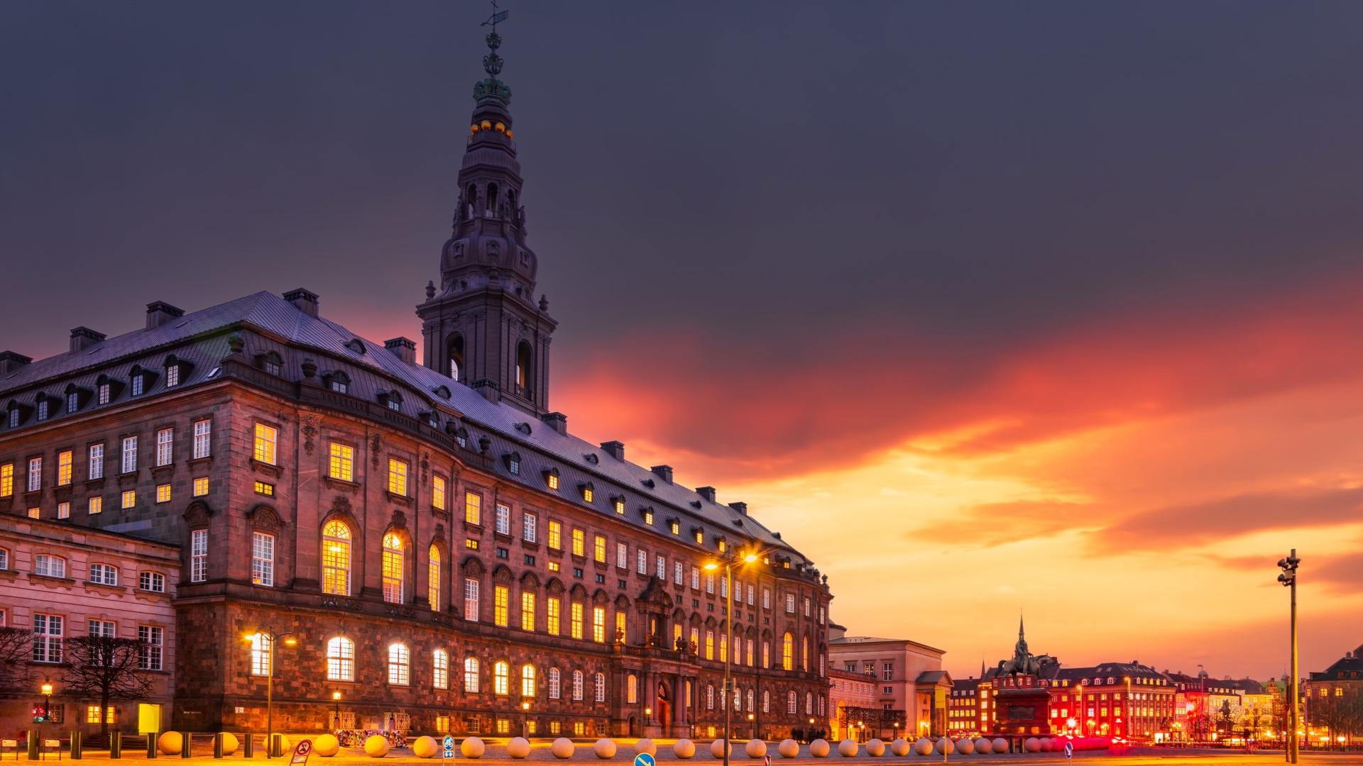 Folketinget i solnedgang
